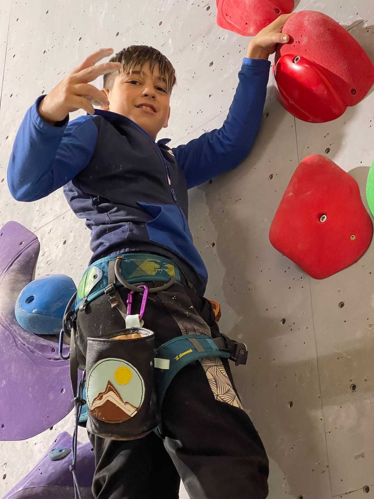 Raul escalando com seu saco de magnésio artesanal